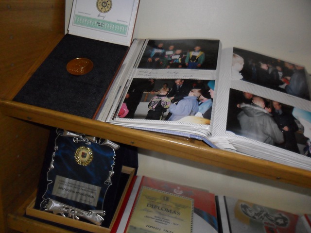 Taurių, medalių, nuotraukų ir padėkos raštų paroda Šylių bibliotekoje