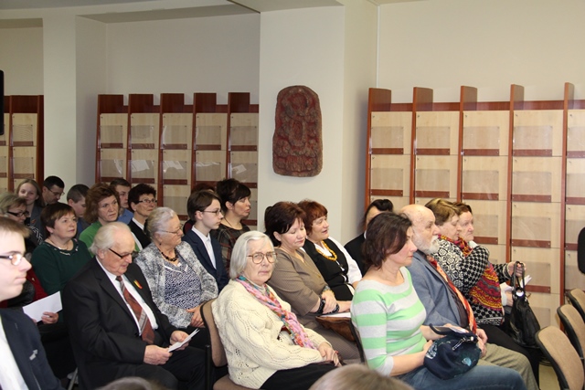 Biblioteka pakvietė atgimti žmogui ir tautai šviesos skaitymuose „Lietuva – tai visi"
