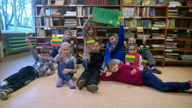 Grabupių bibliotekoje vaikai rodė spektaklį, skirtą Lietuvos nepriklausomybės atkūrimo dienai