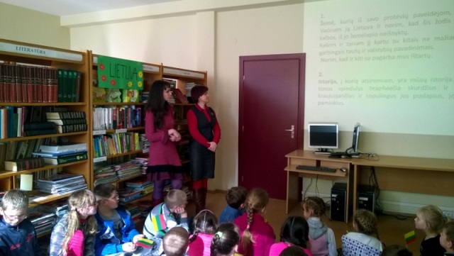 Grabupių bibliotekoje vaikai rodė spektaklį, skirtą Lietuvos nepriklausomybės atkūrimo dienai