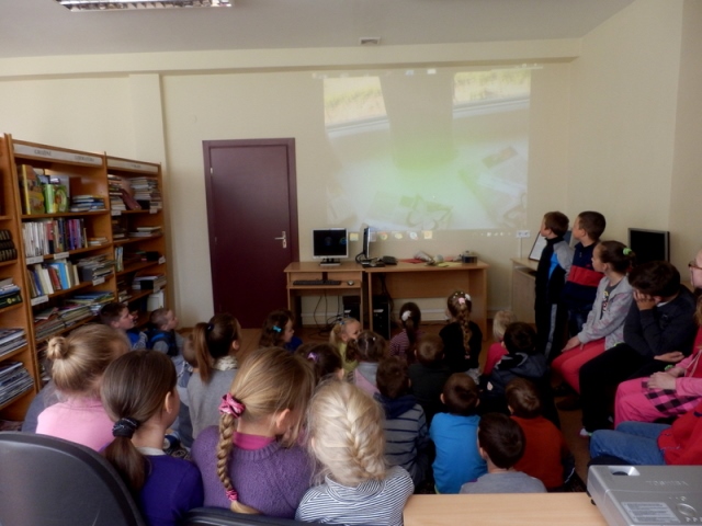 Grabupiuose vaikai dalyvavo akcijoje ir žiūrėjo filmuką apie savo biblioteką