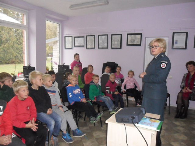 Popietėje "Gražaus elgesio ABC" vaikai bendravo su policininkais