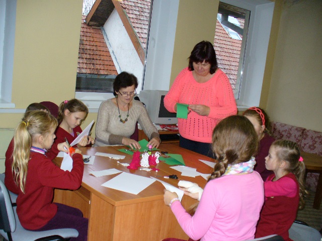 Kurti kalėdinių dekoracijų vaikai rinkosi į Juknaičių biblioteką