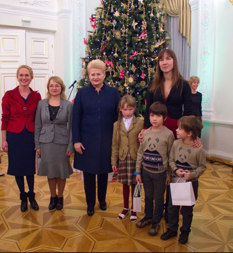Su LR prezidente. Antra iš kairės Sandra Jablonskienė, Lietuvos bibliotekininkų draugijos Šilutės skyriaus pirmininkė